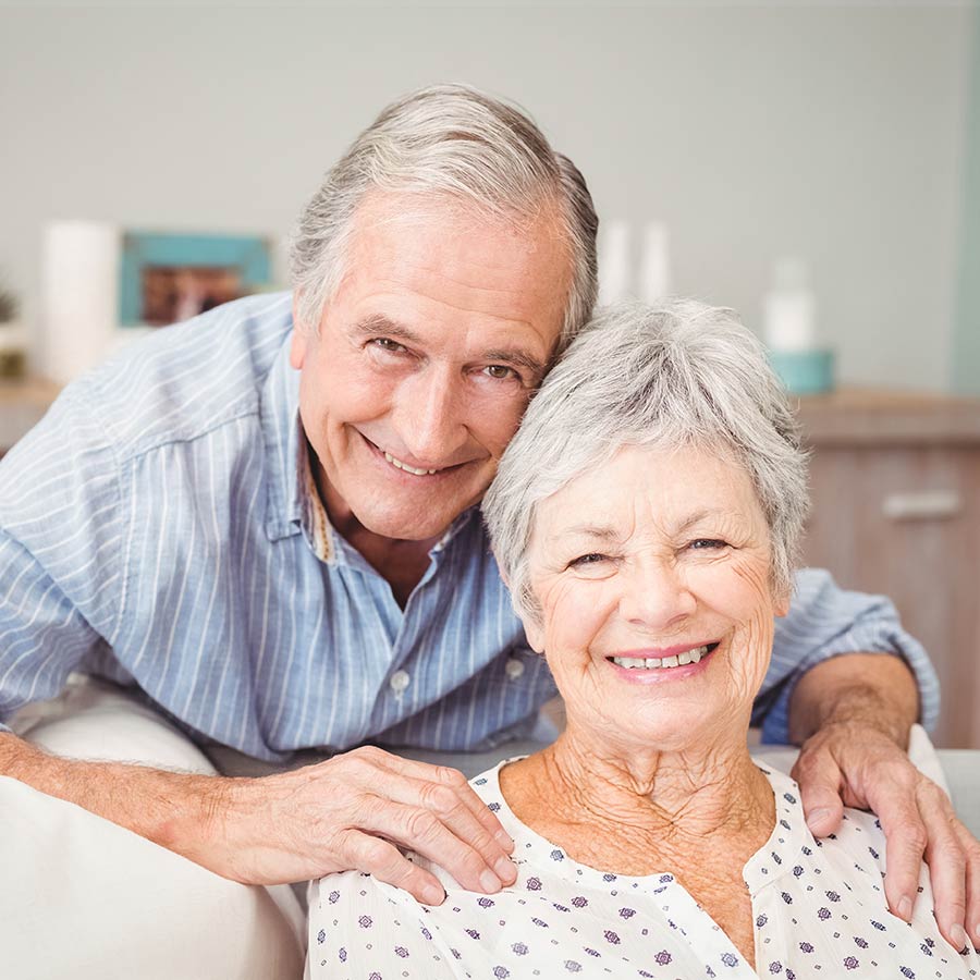 Couple profitant de DOM'CARE aide à domicile grenoble