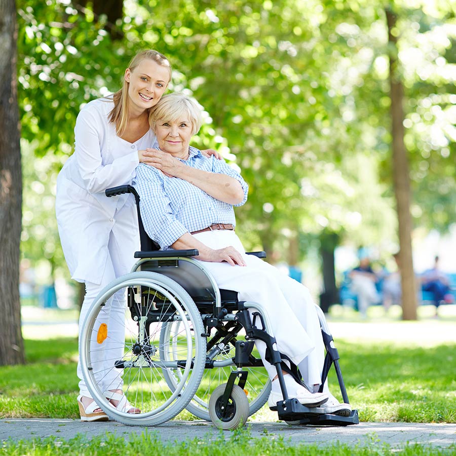 Femme handicapée et âgée profitant des partenaires DOMCARE service à la personne Grenoble