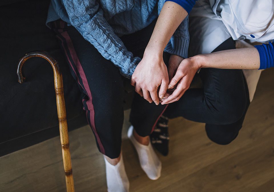 Personne agée profitant d'une AVS de DOM'CARE aide à la personne sur Grenoble