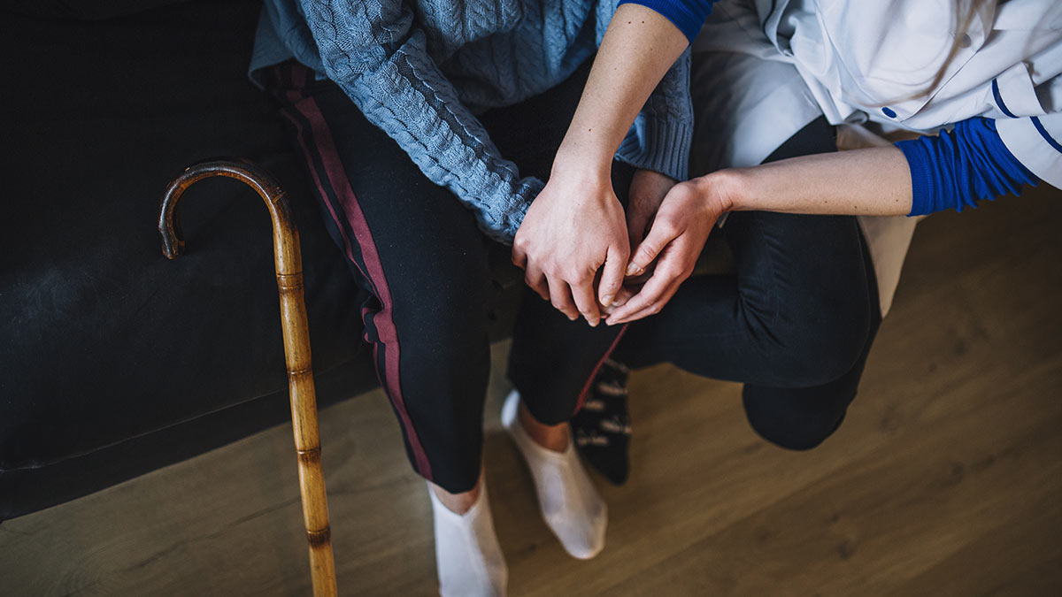 Personne agée profitant d'une AVS de DOM'CARE aide à la personne sur Grenoble